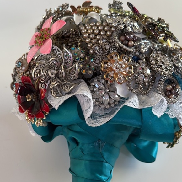 Colorful, Floral Brooch Bouquet with many vintage pieces - Picture 7 of 7